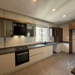 Laci̇vertcadde Göztepe Bahari̇yeli̇ Sokak Ebeveynli̇ Çi̇ft Balkonlu 120m² Net 3+1