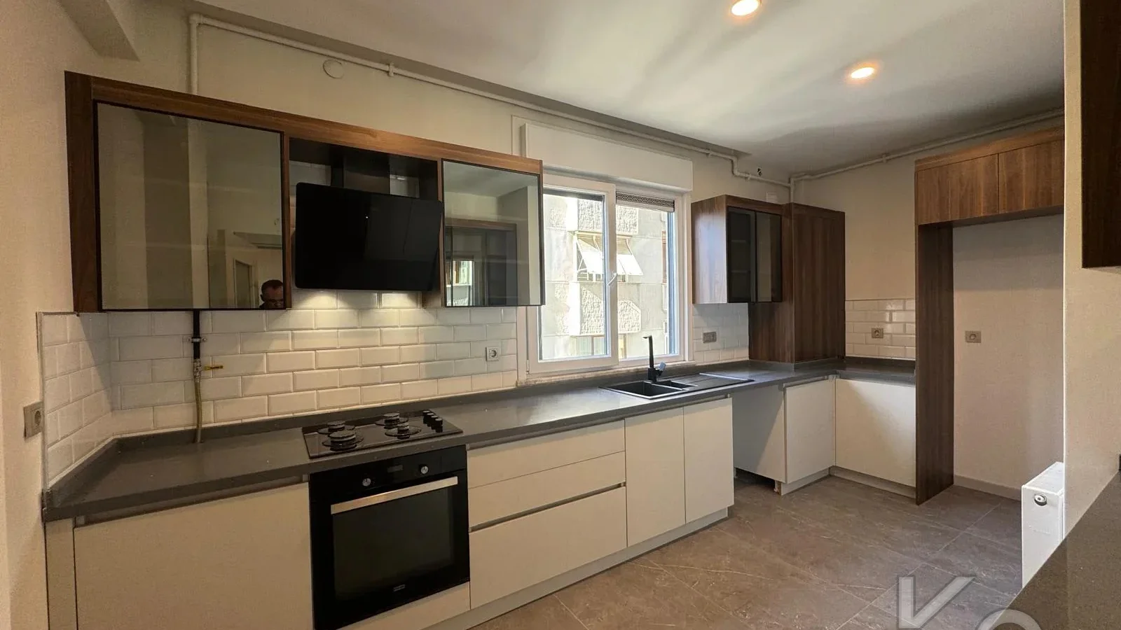 Laci̇vertcadde Göztepe Bahari̇yeli̇ Sokak Ebeveynli̇ Çi̇ft Balkonlu 120m² Net 3+1