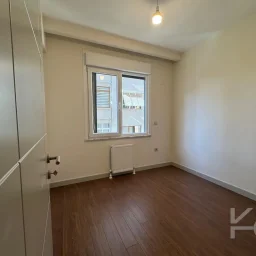 Laci̇vertcadde Göztepe Bahari̇yeli̇ Sokak Ebeveynli̇ Çi̇ft Balkonlu 120m² Net 3+1