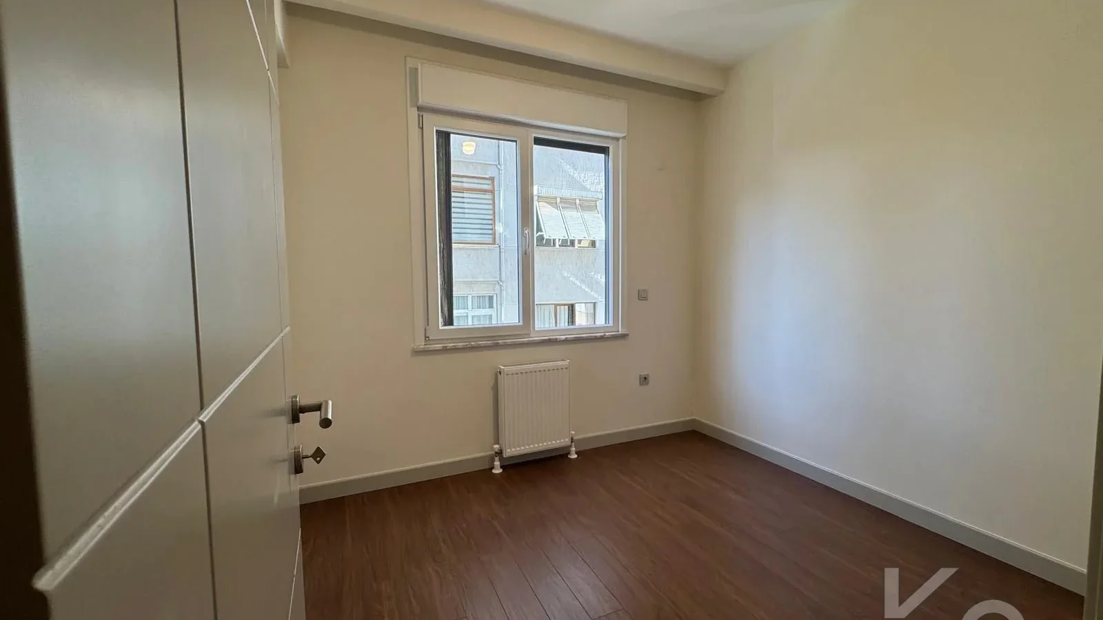 Laci̇vertcadde Göztepe Bahari̇yeli̇ Sokak Ebeveynli̇ Çi̇ft Balkonlu 120m² Net 3+1