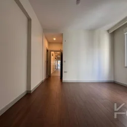 Laci̇vertcadde Göztepe Bahari̇yeli̇ Sokak Ebeveynli̇ Çi̇ft Balkonlu 120m² Net 3+1