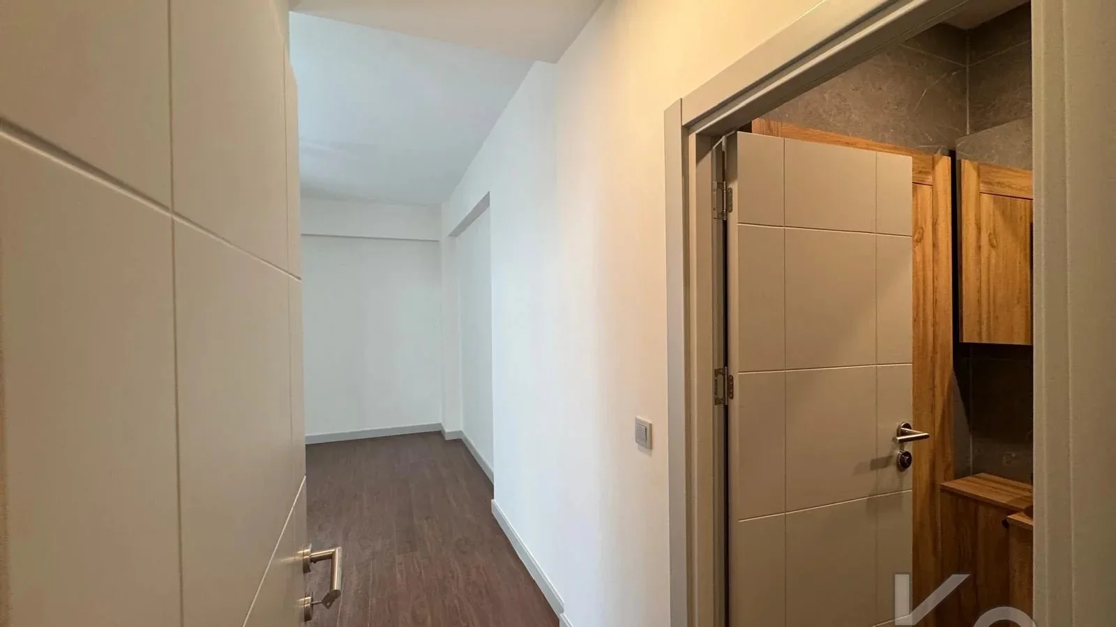 Laci̇vertcadde Göztepe Bahari̇yeli̇ Sokak Ebeveynli̇ Çi̇ft Balkonlu 120m² Net 3+1