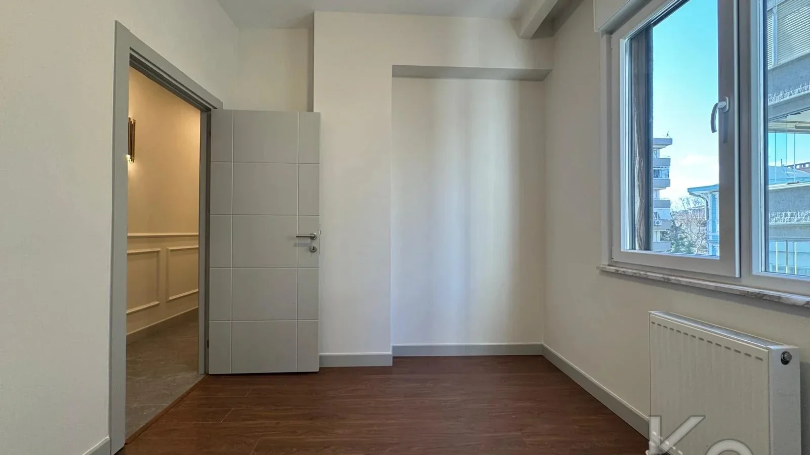 Laci̇vertcadde Göztepe Bahari̇yeli̇ Sokak Ebeveynli̇ Çi̇ft Balkonlu 120m² Net 3+1