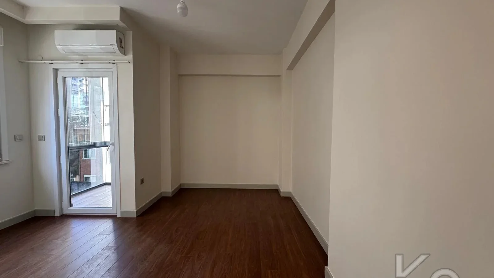 Laci̇vertcadde Göztepe Bahari̇yeli̇ Sokak Ebeveynli̇ Çi̇ft Balkonlu 120m² Net 3+1