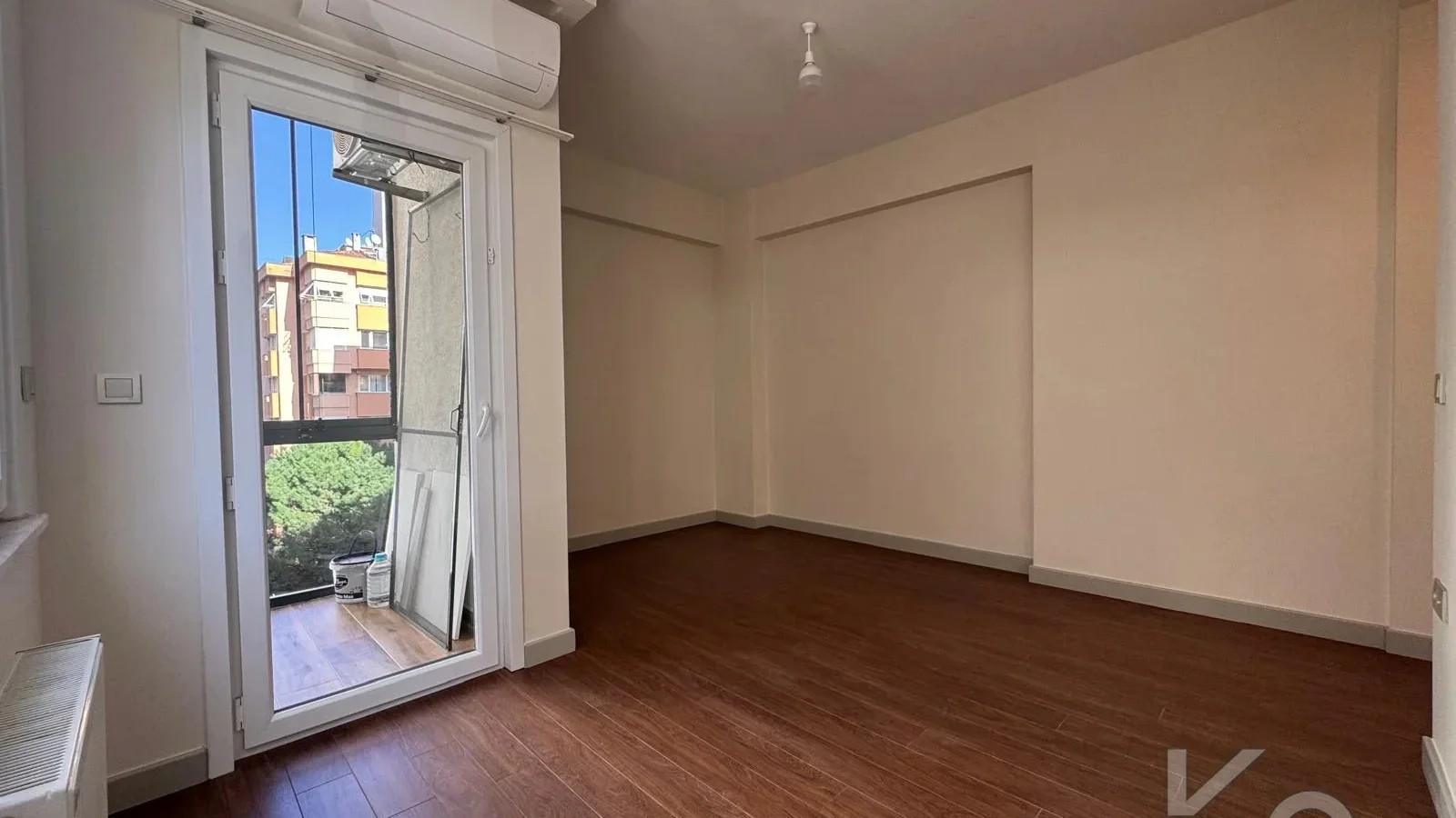 Laci̇vertcadde Göztepe Bahari̇yeli̇ Sokak Ebeveynli̇ Çi̇ft Balkonlu 120m² Net 3+1
