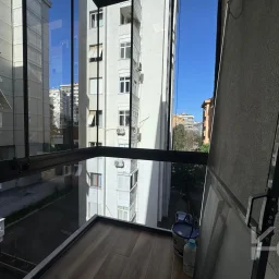 Laci̇vertcadde Göztepe Bahari̇yeli̇ Sokak Ebeveynli̇ Çi̇ft Balkonlu 120m² Net 3+1