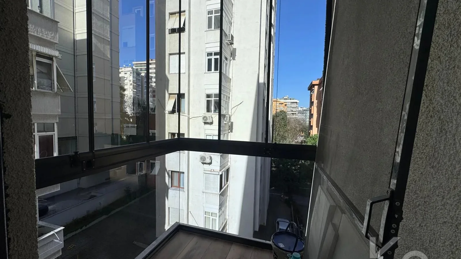 Laci̇vertcadde Göztepe Bahari̇yeli̇ Sokak Ebeveynli̇ Çi̇ft Balkonlu 120m² Net 3+1