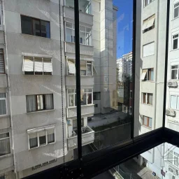 Laci̇vertcadde Göztepe Bahari̇yeli̇ Sokak Ebeveynli̇ Çi̇ft Balkonlu 120m² Net 3+1