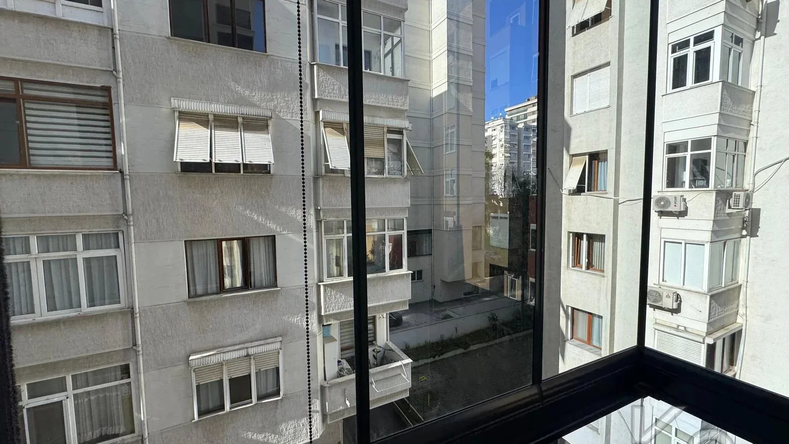 Laci̇vertcadde Göztepe Bahari̇yeli̇ Sokak Ebeveynli̇ Çi̇ft Balkonlu 120m² Net 3+1