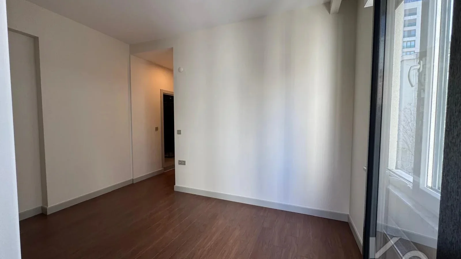 Laci̇vertcadde Göztepe Bahari̇yeli̇ Sokak Ebeveynli̇ Çi̇ft Balkonlu 120m² Net 3+1