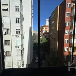 Laci̇vertcadde Göztepe Bahari̇yeli̇ Sokak Ebeveynli̇ Çi̇ft Balkonlu 120m² Net 3+1