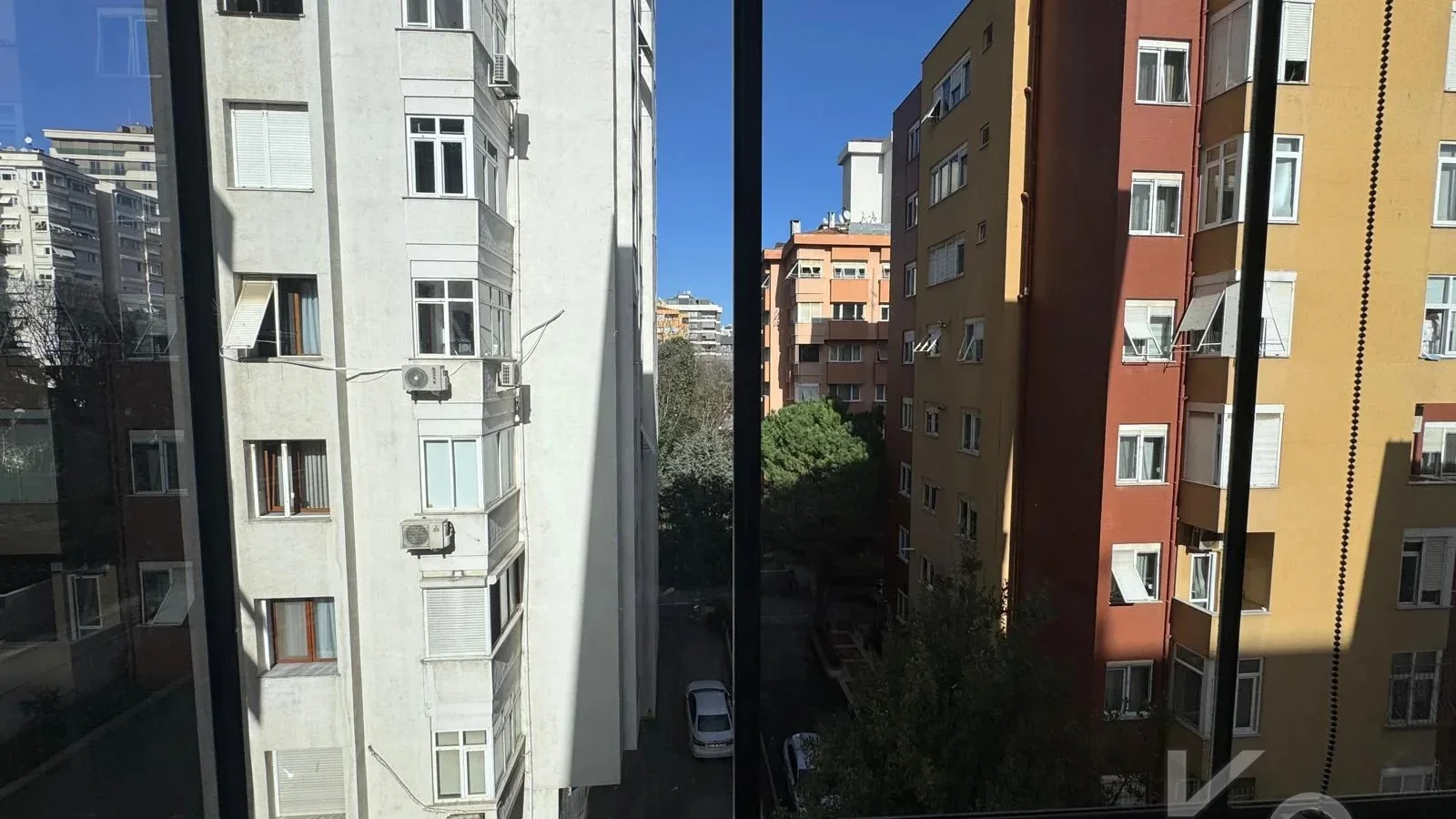 Laci̇vertcadde Göztepe Bahari̇yeli̇ Sokak Ebeveynli̇ Çi̇ft Balkonlu 120m² Net 3+1