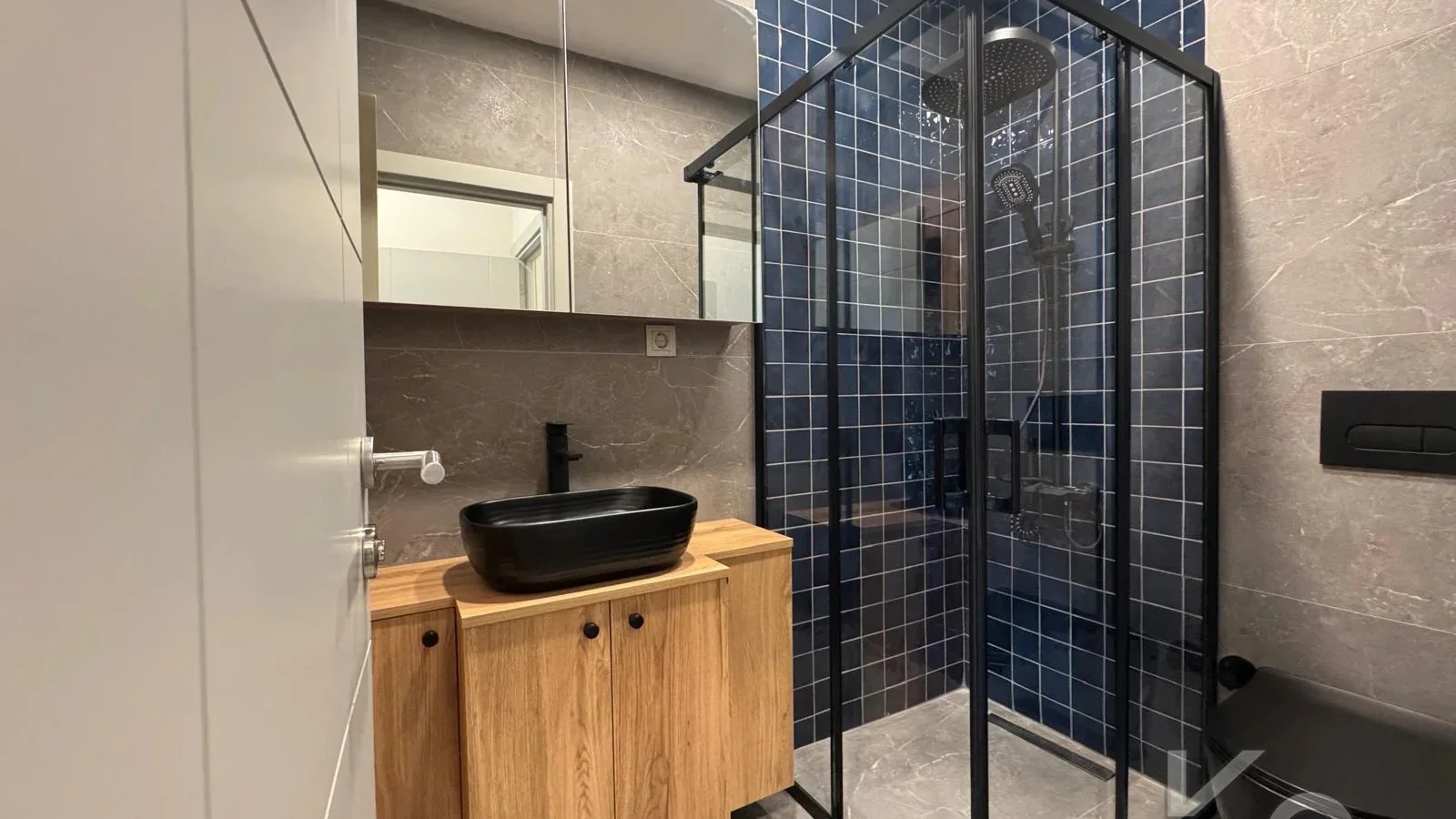 Laci̇vertcadde Göztepe Bahari̇yeli̇ Sokak Ebeveynli̇ Çi̇ft Balkonlu 120m² Net 3+1