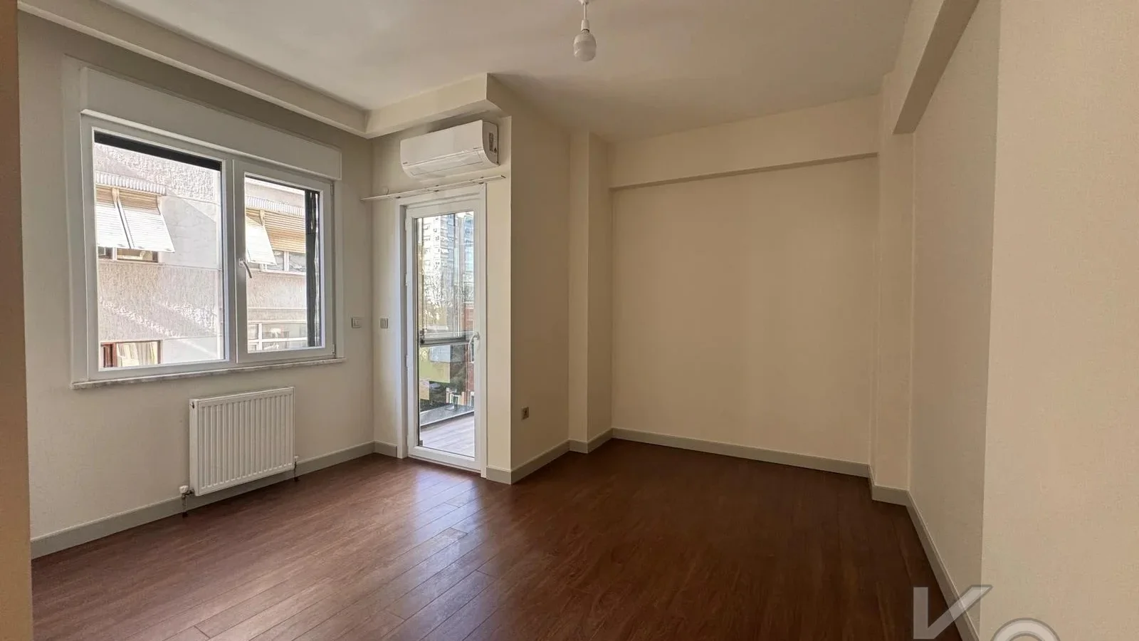 Laci̇vertcadde Göztepe Bahari̇yeli̇ Sokak Ebeveynli̇ Çi̇ft Balkonlu 120m² Net 3+1