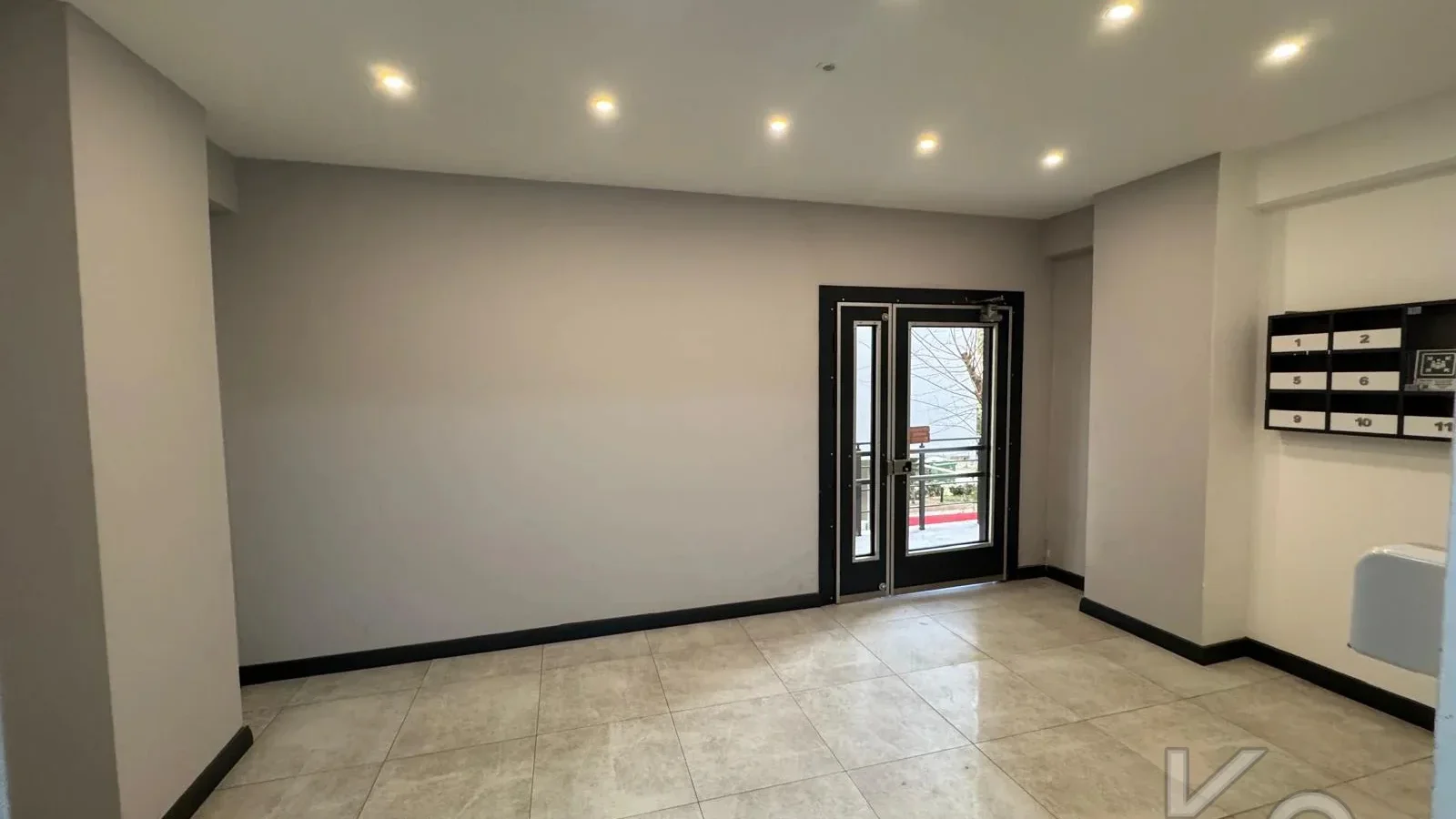 Laci̇vertcadde Göztepe Bahari̇yeli̇ Sokak Ebeveynli̇ Çi̇ft Balkonlu 120m² Net 3+1