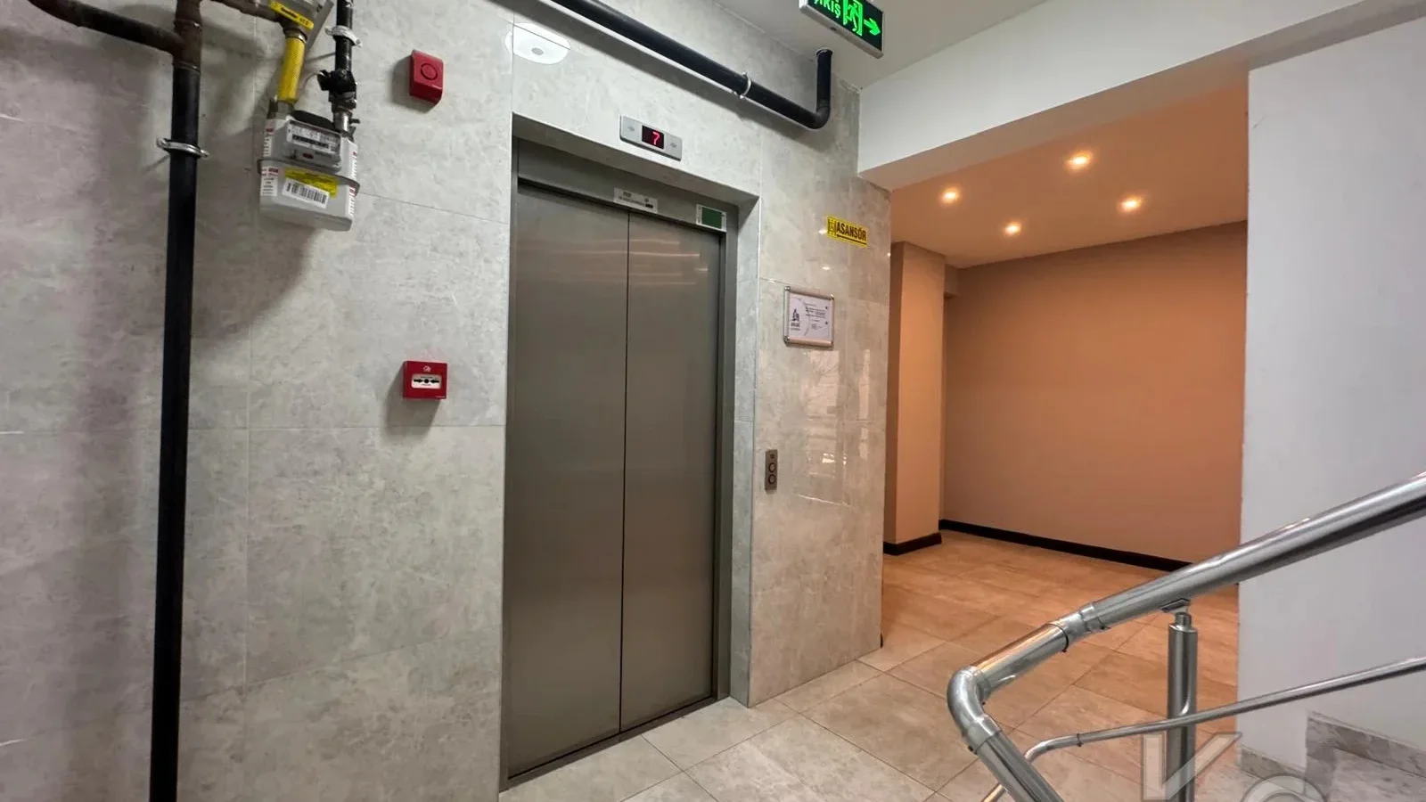 Laci̇vertcadde Göztepe Bahari̇yeli̇ Sokak Ebeveynli̇ Çi̇ft Balkonlu 120m² Net 3+1