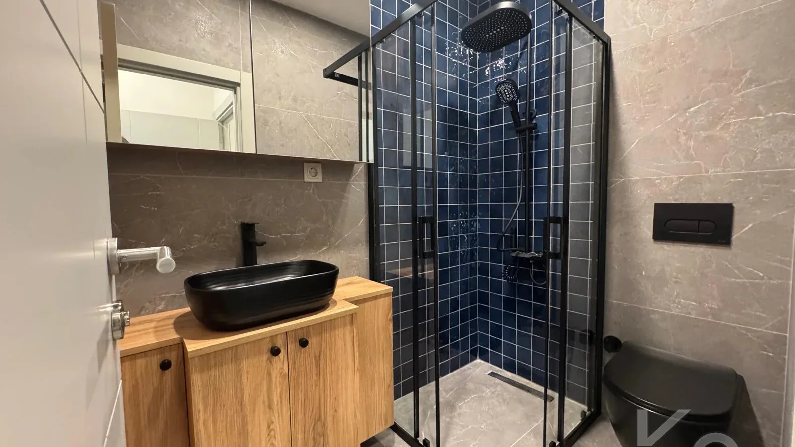 Laci̇vertcadde Göztepe Bahari̇yeli̇ Sokak Ebeveynli̇ Çi̇ft Balkonlu 120m² Net 3+1