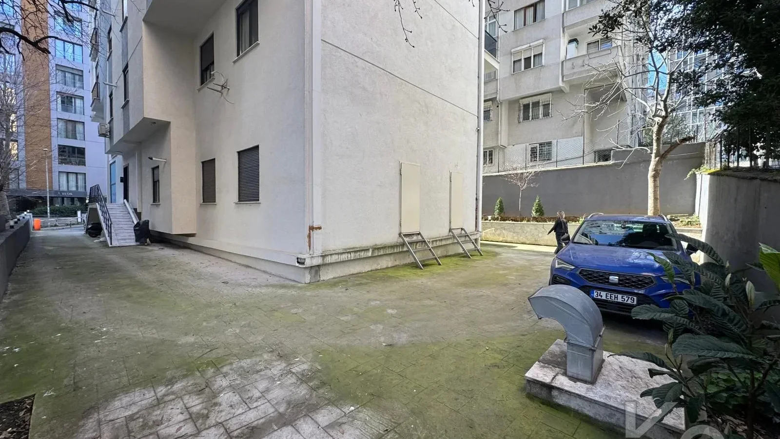 Laci̇vertcadde Göztepe Bahari̇yeli̇ Sokak Ebeveynli̇ Çi̇ft Balkonlu 120m² Net 3+1