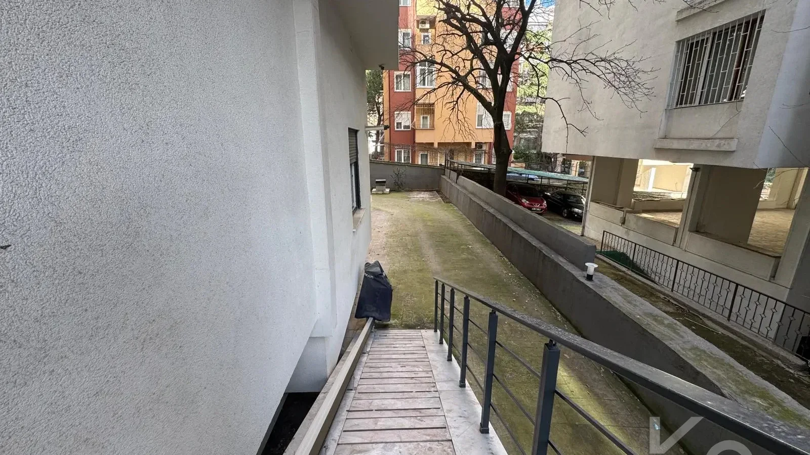 Laci̇vertcadde Göztepe Bahari̇yeli̇ Sokak Ebeveynli̇ Çi̇ft Balkonlu 120m² Net 3+1