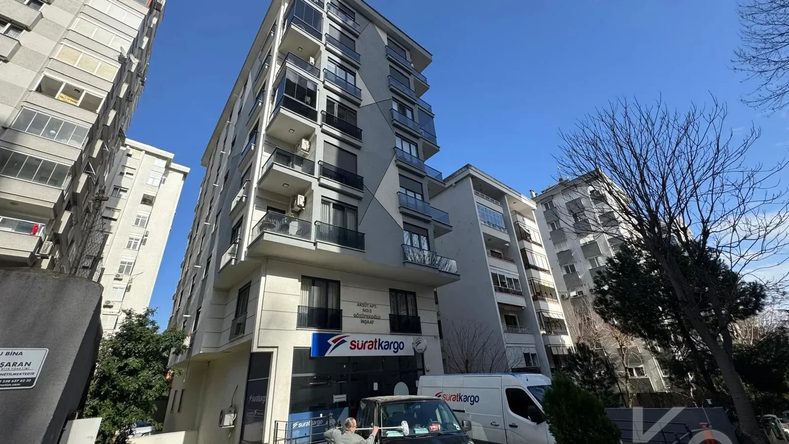 Laci̇vertcadde Göztepe Bahari̇yeli̇ Sokak Ebeveynli̇ Çi̇ft Balkonlu 120m² Net 3+1