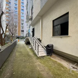 Laci̇vertcadde Göztepe Bahari̇yeli̇ Sokak Ebeveynli̇ Çi̇ft Balkonlu 120m² Net 3+1