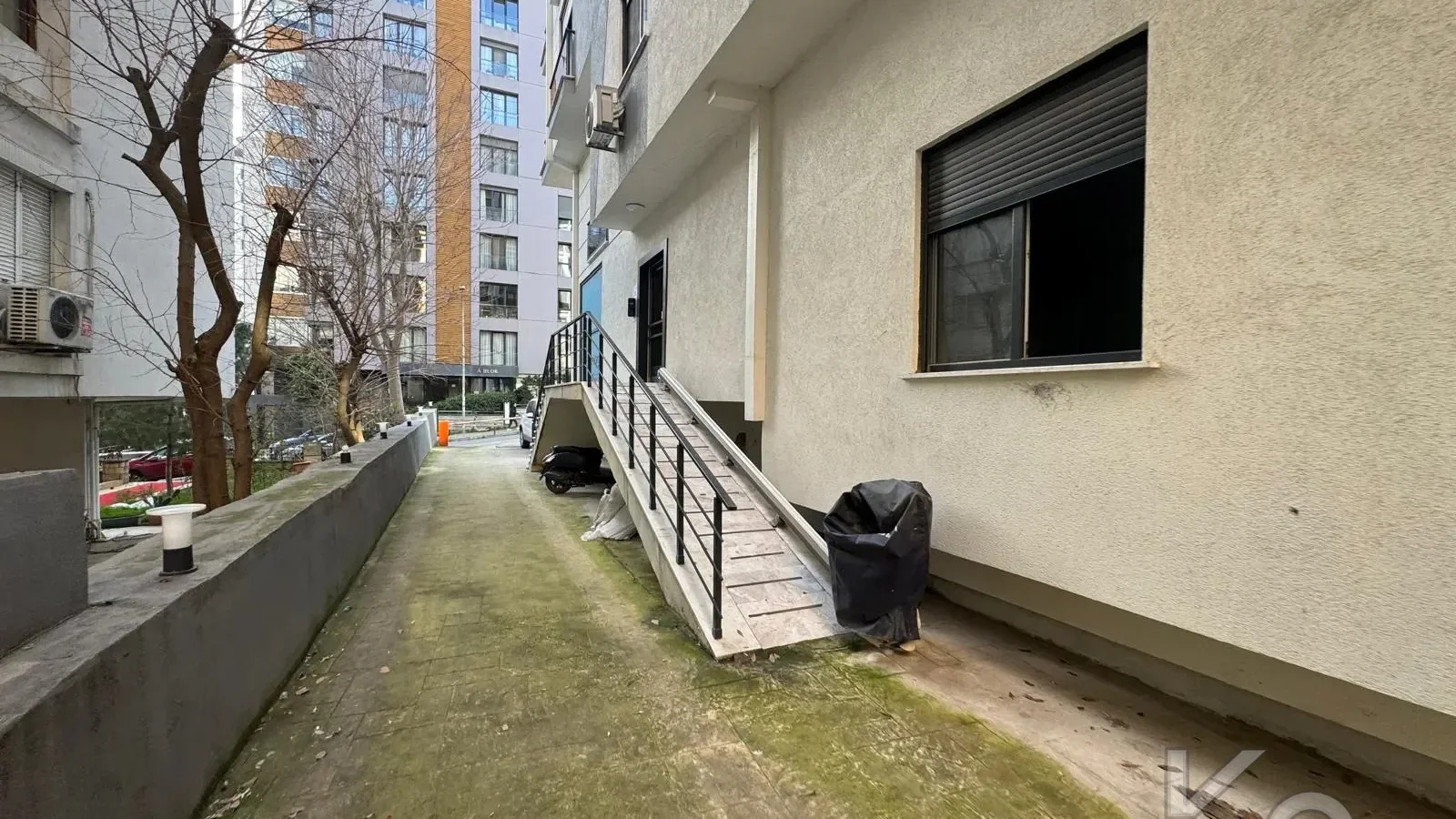 Laci̇vertcadde Göztepe Bahari̇yeli̇ Sokak Ebeveynli̇ Çi̇ft Balkonlu 120m² Net 3+1