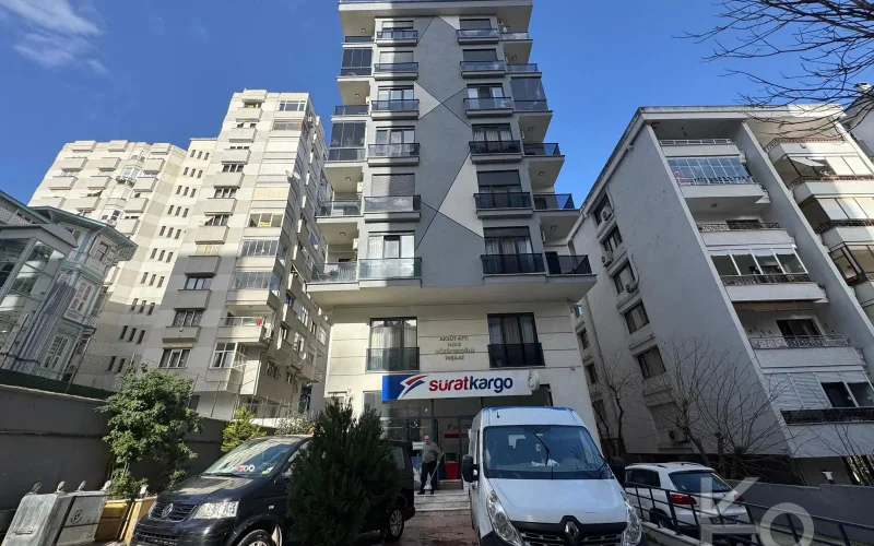 Laci̇vertcadde Göztepe Bahari̇yeli̇ Sokak Ebeveynli̇ Çi̇ft Balkonlu 120m² Net 3+1