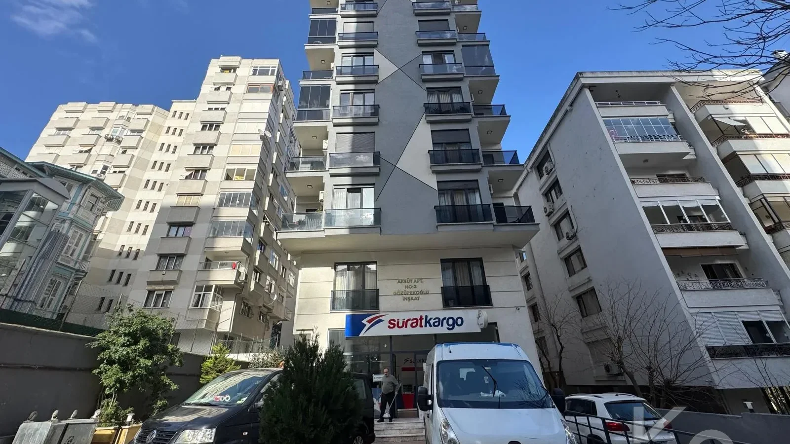 Laci̇vertcadde Göztepe Bahari̇yeli̇ Sokak Ebeveynli̇ Çi̇ft Balkonlu 120m² Net 3+1