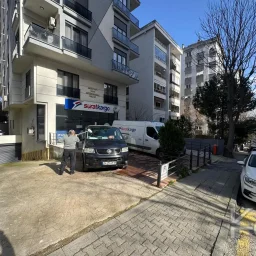 Laci̇vertcadde Göztepe Bahari̇yeli̇ Sokak Ebeveynli̇ Çi̇ft Balkonlu 120m² Net 3+1