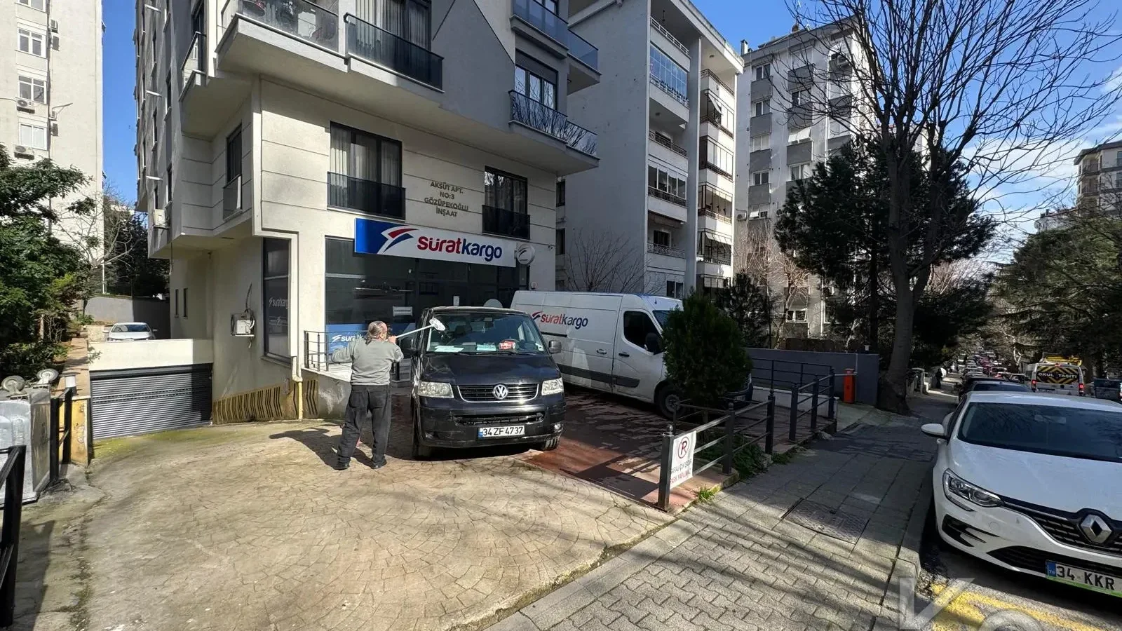 Laci̇vertcadde Göztepe Bahari̇yeli̇ Sokak Ebeveynli̇ Çi̇ft Balkonlu 120m² Net 3+1
