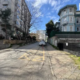 Laci̇vertcadde Göztepe Bahari̇yeli̇ Sokak Ebeveynli̇ Çi̇ft Balkonlu 120m² Net 3+1