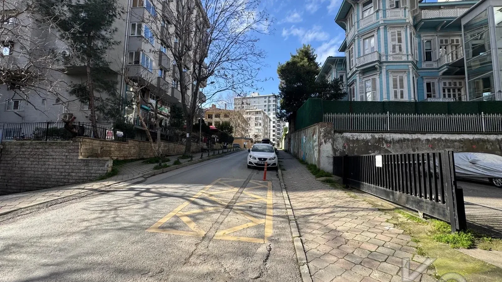 Laci̇vertcadde Göztepe Bahari̇yeli̇ Sokak Ebeveynli̇ Çi̇ft Balkonlu 120m² Net 3+1