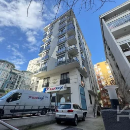 Laci̇vertcadde Göztepe Bahari̇yeli̇ Sokak Ebeveynli̇ Çi̇ft Balkonlu 120m² Net 3+1