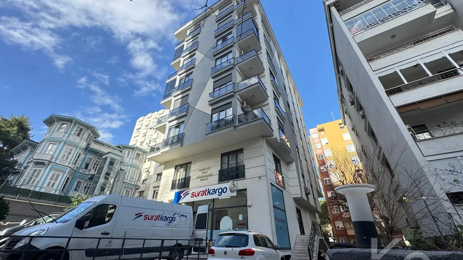 Laci̇vertcadde Göztepe Bahari̇yeli̇ Sokak Ebeveynli̇ Çi̇ft Balkonlu 120m² Net 3+1