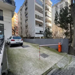 Laci̇vertcadde Göztepe Bahari̇yeli̇ Sokak Ebeveynli̇ Çi̇ft Balkonlu 120m² Net 3+1