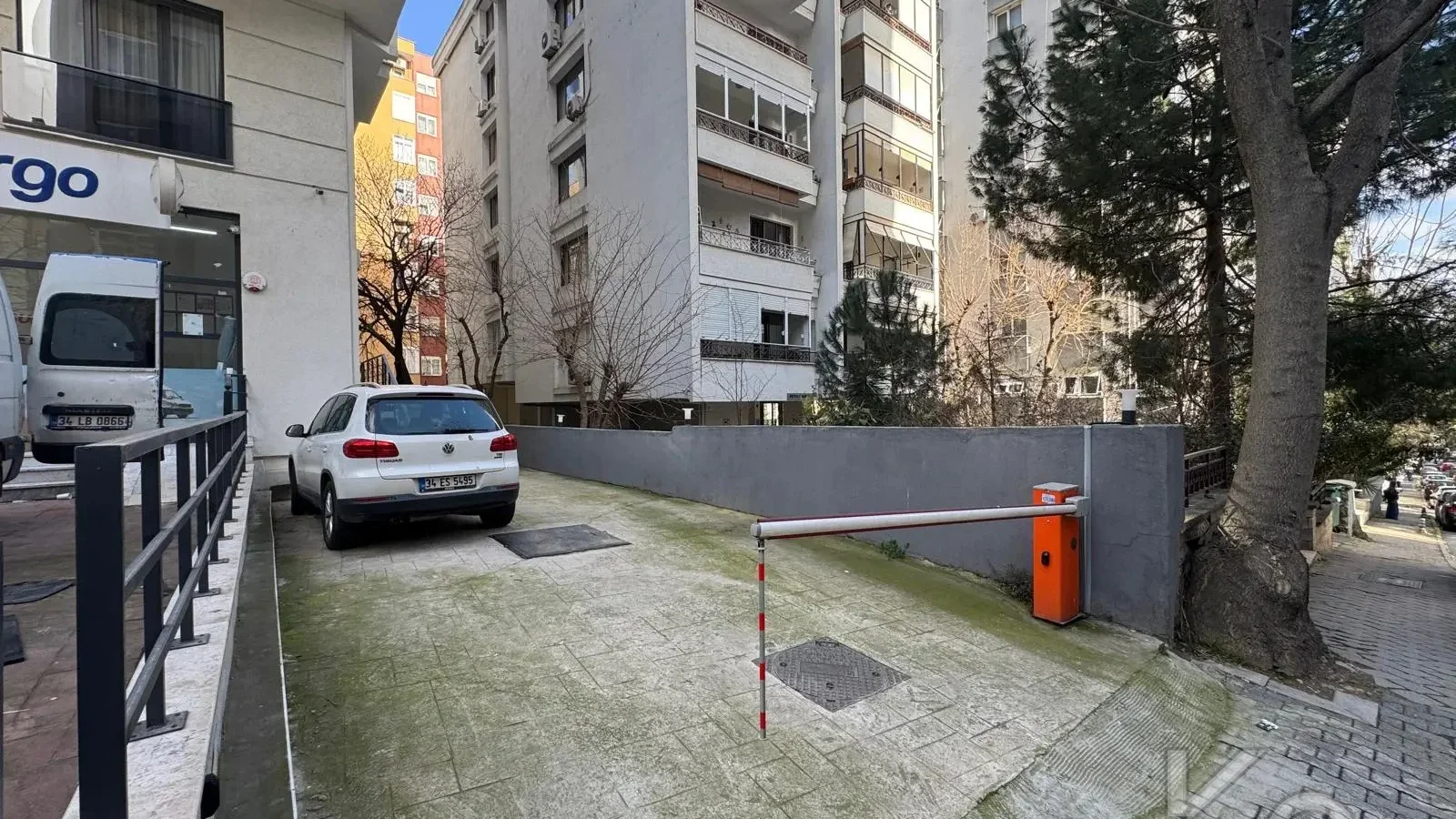 Laci̇vertcadde Göztepe Bahari̇yeli̇ Sokak Ebeveynli̇ Çi̇ft Balkonlu 120m² Net 3+1