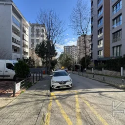 Laci̇vertcadde Göztepe Bahari̇yeli̇ Sokak Ebeveynli̇ Çi̇ft Balkonlu 120m² Net 3+1