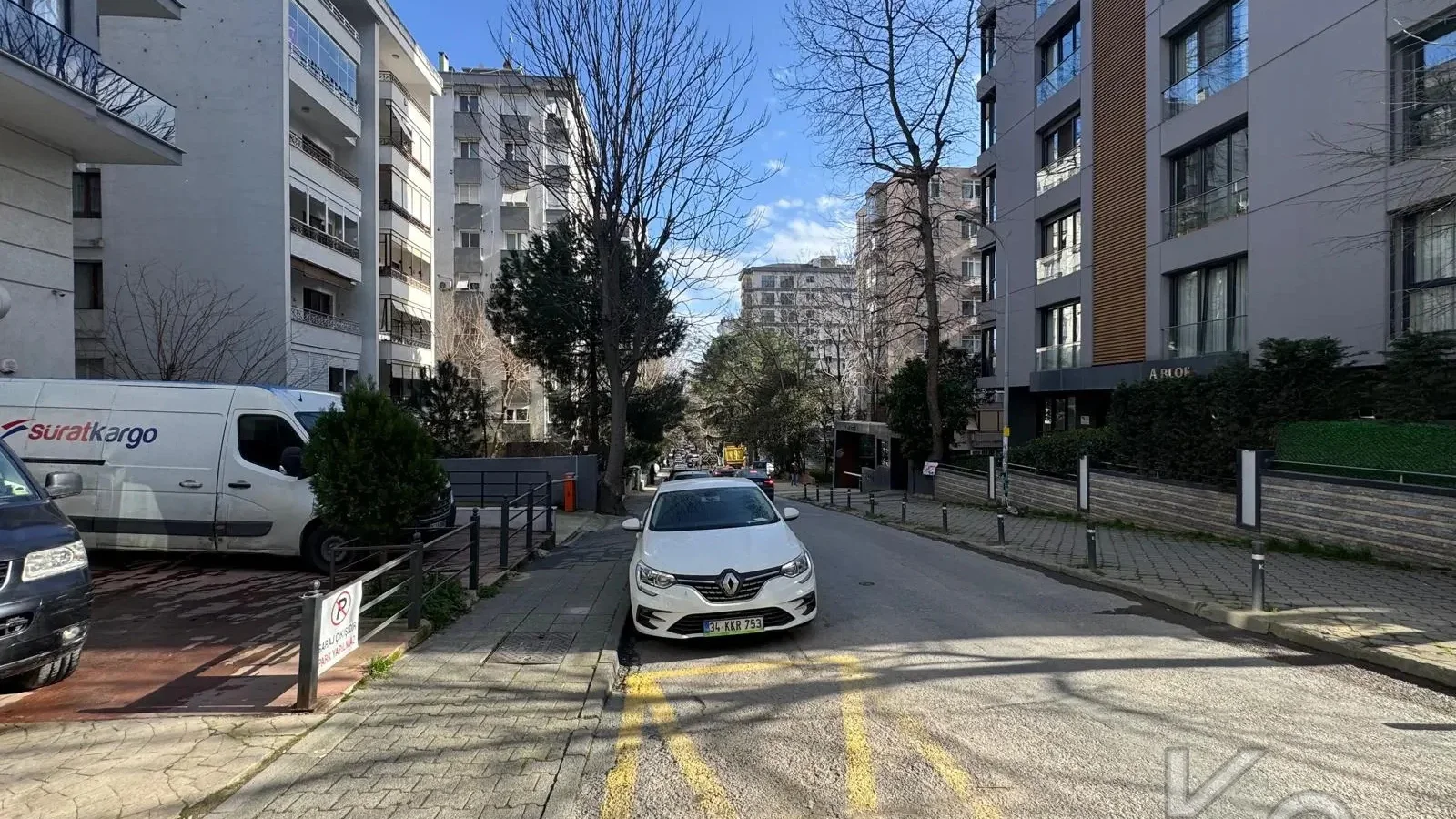 Laci̇vertcadde Göztepe Bahari̇yeli̇ Sokak Ebeveynli̇ Çi̇ft Balkonlu 120m² Net 3+1