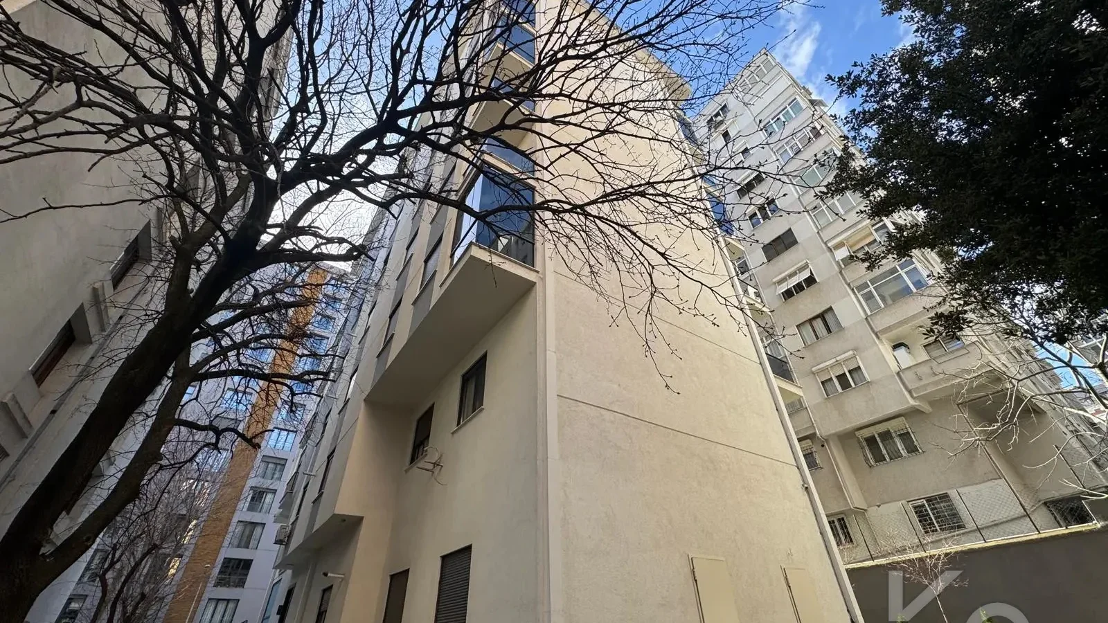 Laci̇vertcadde Göztepe Bahari̇yeli̇ Sokak Ebeveynli̇ Çi̇ft Balkonlu 120m² Net 3+1