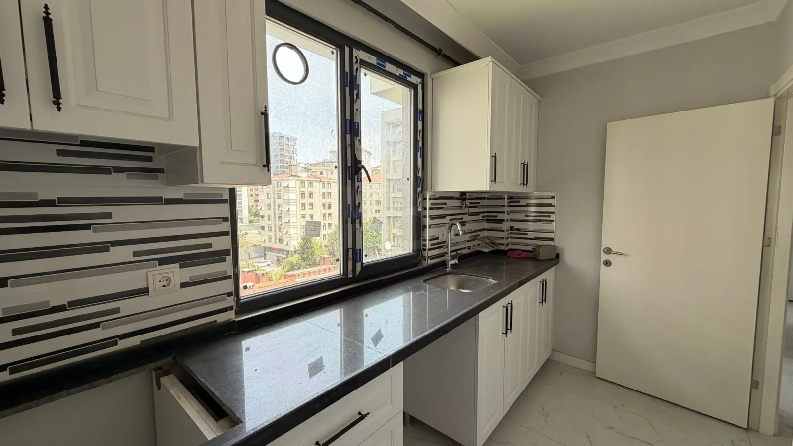 Lacivertcadde Bostancıda Sıfır 3+1 Ebeveyn Banyolu 100 M² Net 3+2