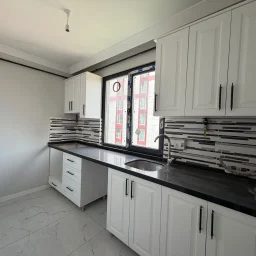 Lacivertcadde Bostancıda Sıfır 3+1 Ebeveyn Banyolu 100 M² Net 3+2