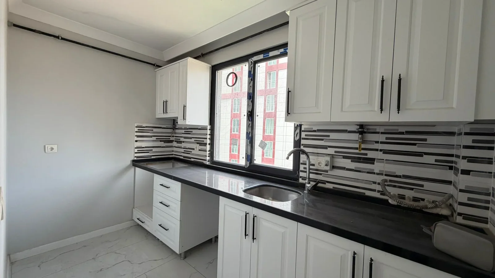 Lacivertcadde Bostancıda Sıfır 3+1 Ebeveyn Banyolu 100 M² Net 3+2