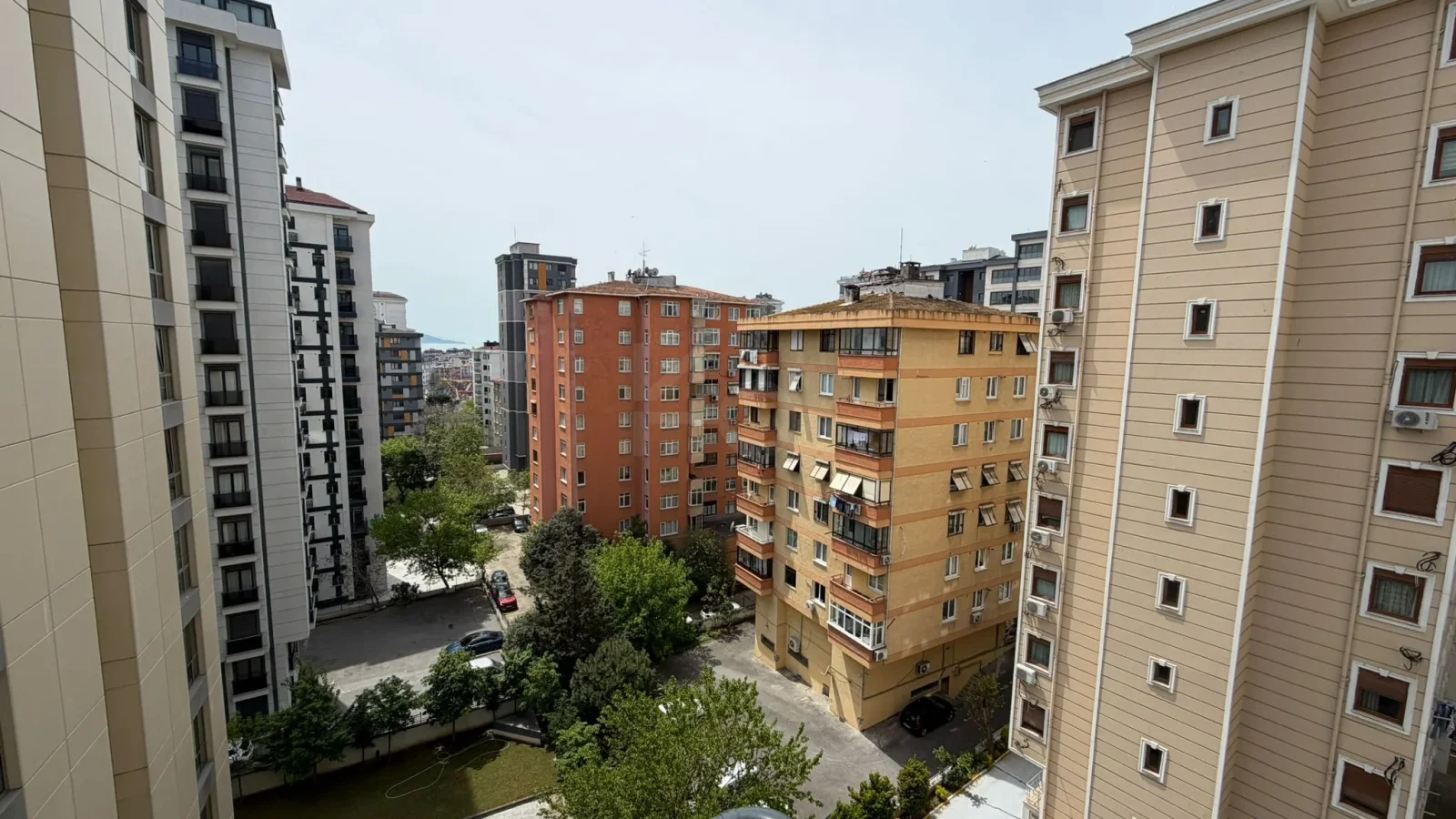 Lacivertcadde Bostancıda Sıfır 3+1 Ebeveyn Banyolu 100 M² Net 3+2