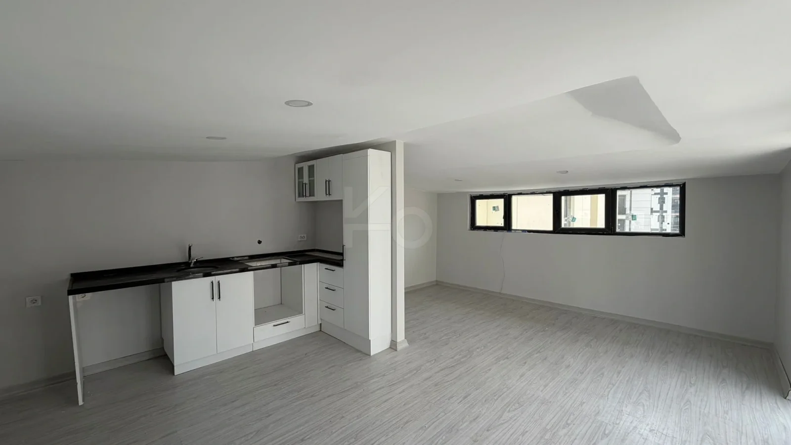 Lacivertcadde Bostancıda Sıfır 3+1 Ebeveyn Banyolu 100 M² Net 3+2