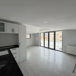 Lacivertcadde Bostancıda Sıfır 3+1 Ebeveyn Banyolu 100 M² Net 3+2