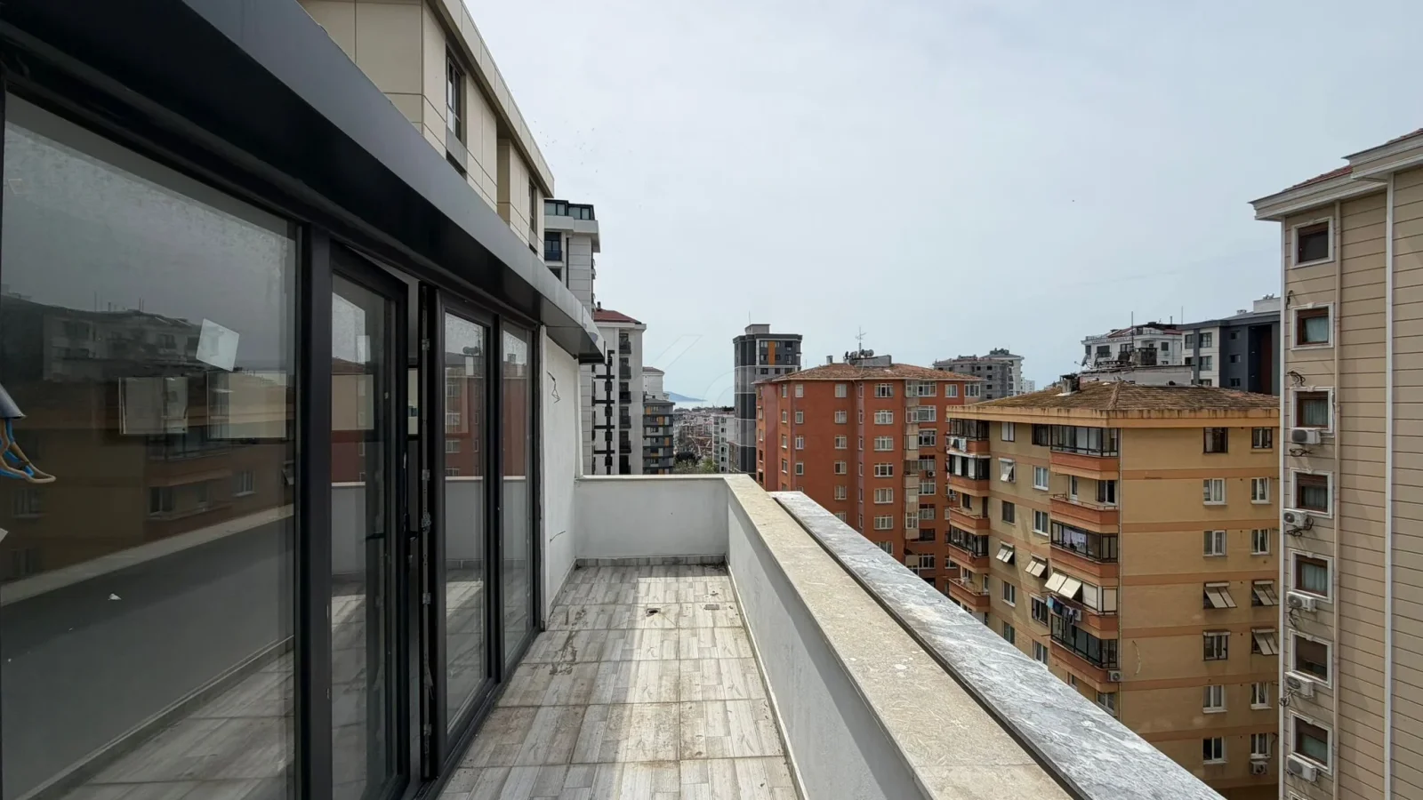 Lacivertcadde Bostancıda Sıfır 3+1 Ebeveyn Banyolu 100 M² Net 3+2