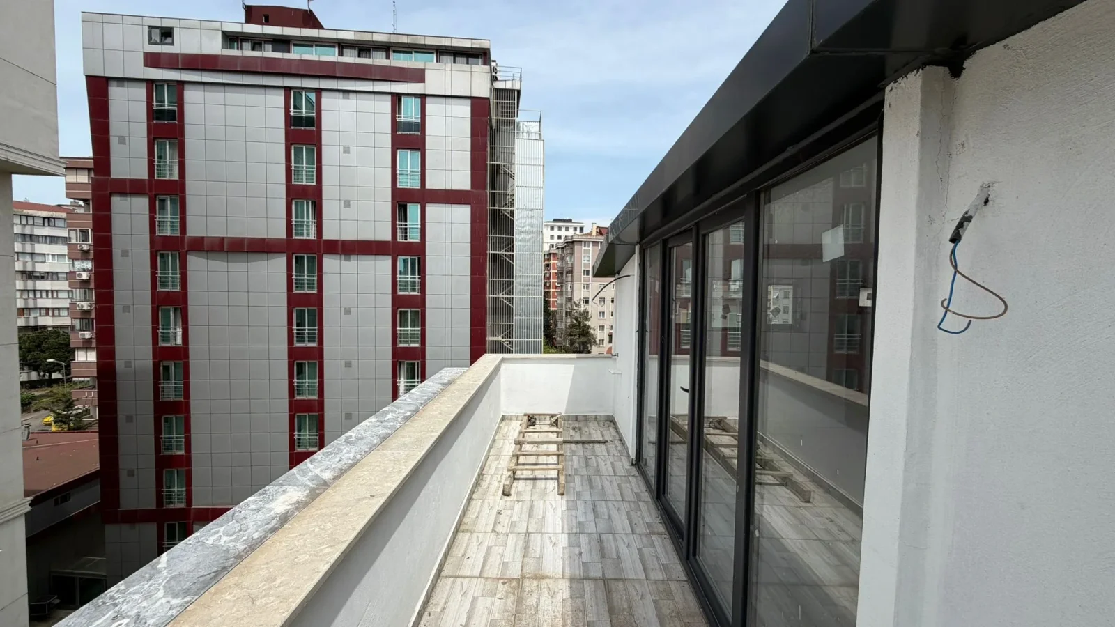 Lacivertcadde Bostancıda Sıfır 3+1 Ebeveyn Banyolu 100 M² Net 3+2