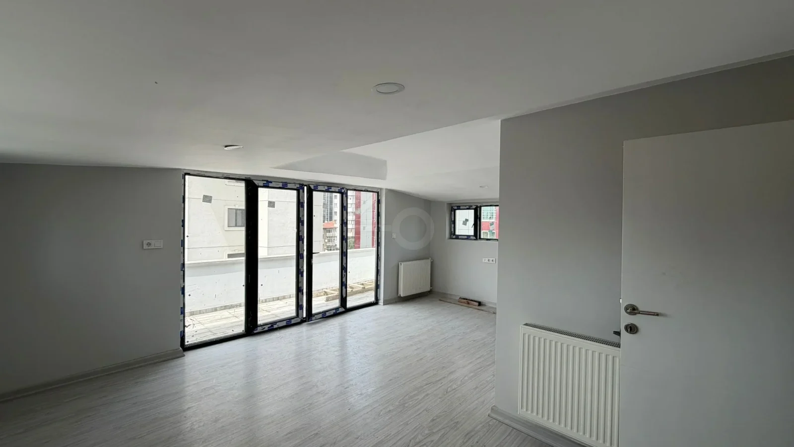 Lacivertcadde Bostancıda Sıfır 3+1 Ebeveyn Banyolu 100 M² Net 3+2