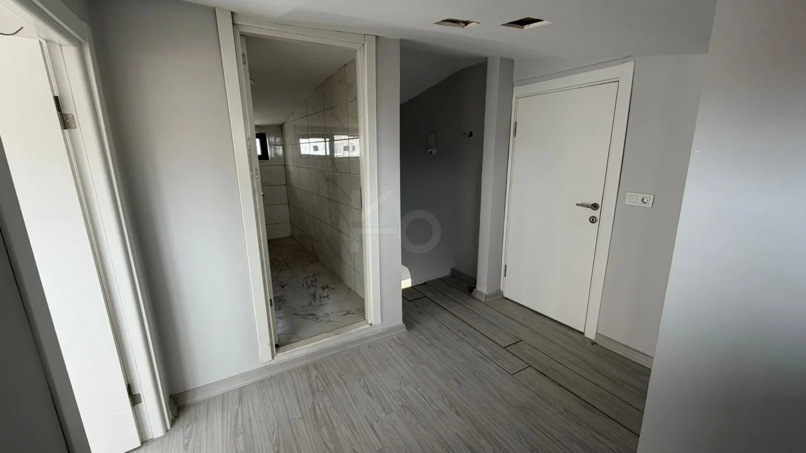 Lacivertcadde Bostancıda Sıfır 3+1 Ebeveyn Banyolu 100 M² Net 3+2
