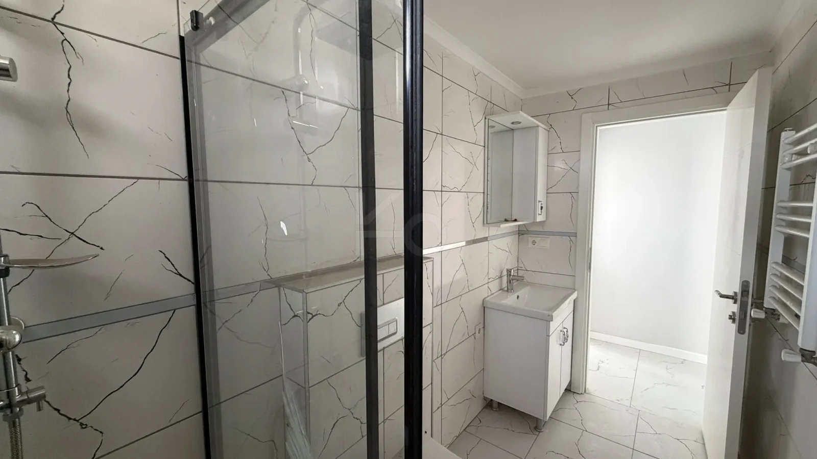Lacivertcadde Bostancıda Sıfır 3+1 Ebeveyn Banyolu 100 M² Net 3+2